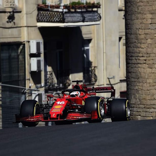 F1. Leclerc cala l'asso: a Baku il monegasco porta la Ferrari a centrare una stupenda pole position, la sua nona in carriera