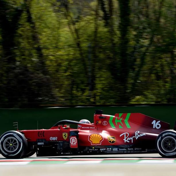 Formula 1. A Imola la Ferrari è pimpante, il monegasco Leclerc strappa un ottimo quarto tempo in qualifica. Pole per Hamilton