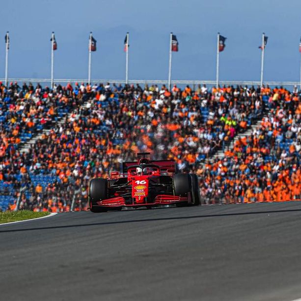 F1. In Olanda è pole per l'idolo di casa Verstappen. Tutta rosso Ferrari la terza fila: Leclerc quinto