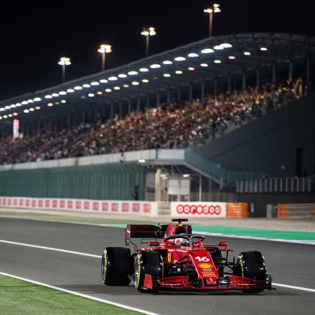 F1. Scintille nella notte del Qatar, vince Hamilton davanti a Verstappen e Alonso. Ottavo Leclerc