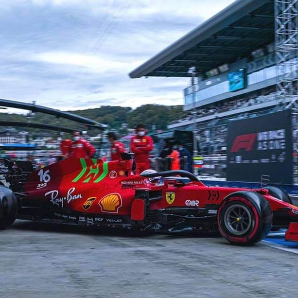 F1. La roulette russa incorona Hamilton, 100 successi in carriera. La pioggia scombina tutto, Leclerc ritirato