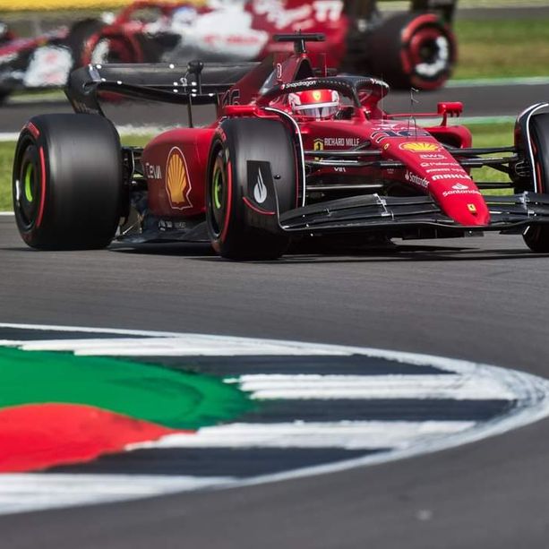 F1. Qualifica bagnata e imprevedibile a Silverstone. Pole della Ferrari di Sainz, terzo Leclerc