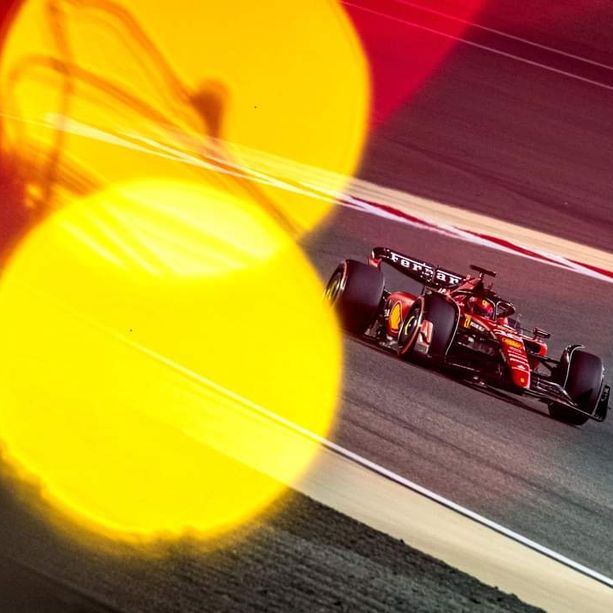 F1. Ferrari, ci risiamo: in Bahrain l'affidabilità tradisce Leclerc costretto al ritiro. Dominio Red Bull, podio per Alonso