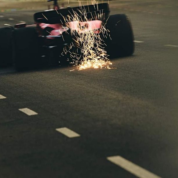 F1. A Singapore vince la Ferrari, ma con Sainz. Leclerc solo quarto. Nuove gerarchie in casa rossa?