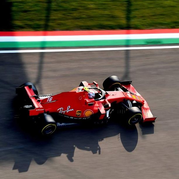 Formula 1. Ad Imola la gara si accende nel finale, doppietta Mercedes, quinto Leclerc con una Ferrari in ombra
