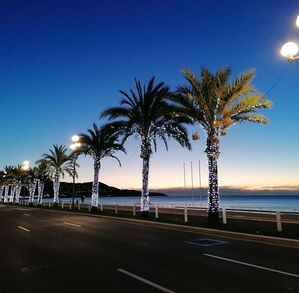 Le festività trasformano Nizza, un Natale all’insegna di luci e colori (Foto)