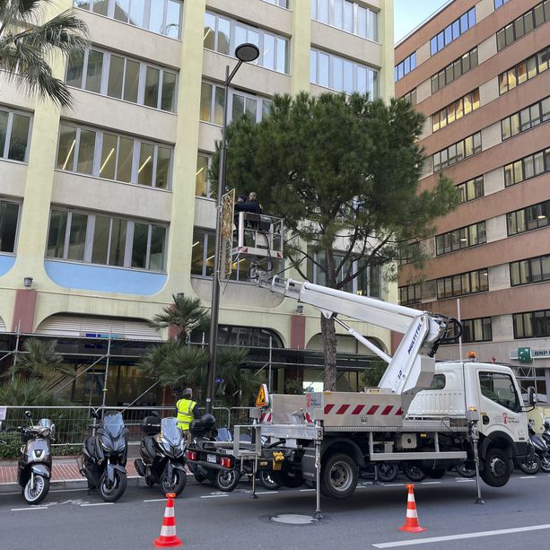 Monaco: iniziato l'allestimento delle illuminarie di Natale, ma per l'accensione bisognerà attendere il 30 novembre