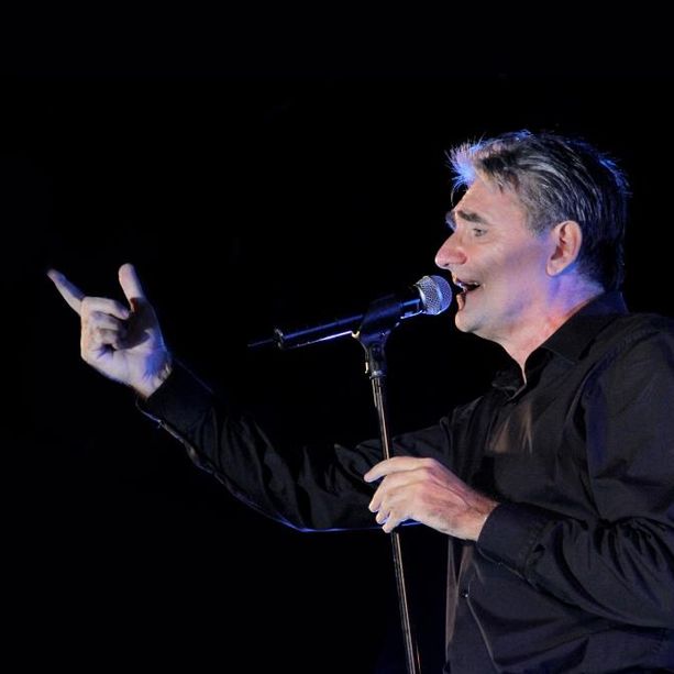 Aznavour, Becaud e Lama a Villeneuve Loubet con la voce di Bernard Persia