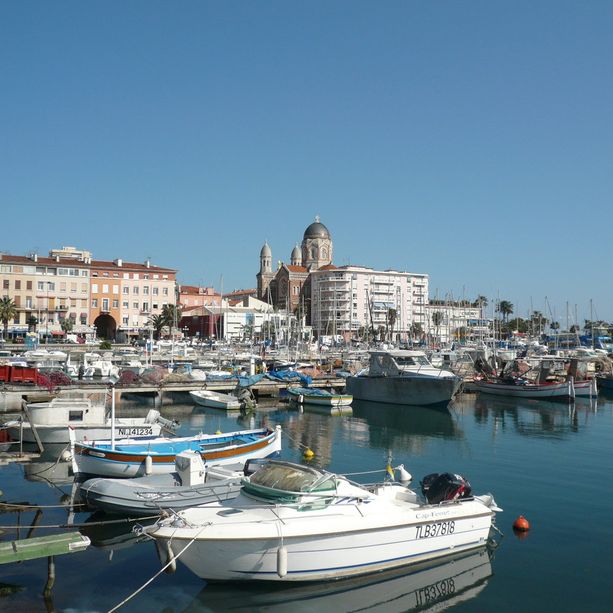La città di Saint-Raphaël lancia la campagna a sostegno del commercio locale: ecco il Buono per Natale