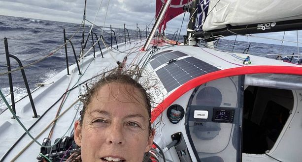 Alexia Barrier porta a termine la Vendée Globe: 111 giorni sola sulla barca a vela (Foto e Video)