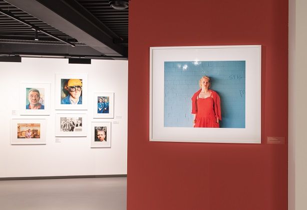Every day is Saturday: ritratti inglesi. La mostra di fotografia che anima Mougins