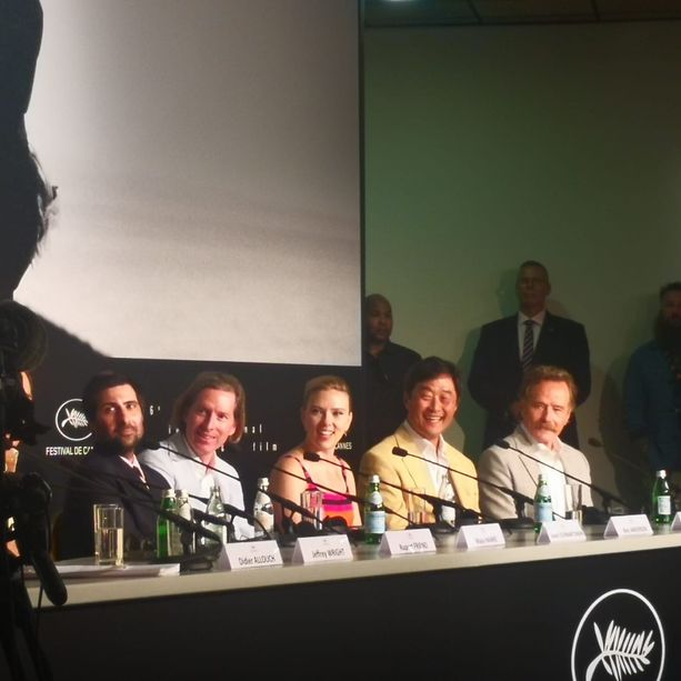 Cannes, Wes Anderson e Scarlett Johansson conquistano la sala stampa. Il regista: &quot;Non credo agli alieni&quot;