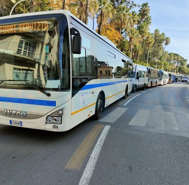 Imperia, l’Inps non rilascia il Durc e blocca gli stipendi dei lavoratori della Riviera Trasporti: in campo il prefetto Nanei