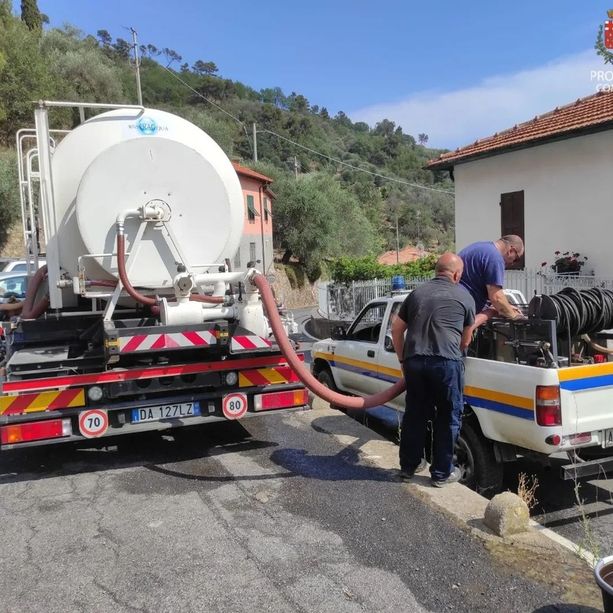 Acqua non potabile nelle frazioni, Imperia Rinasce: &quot;C'è un pollaio sopra una vasca a Montegrazie&quot;
