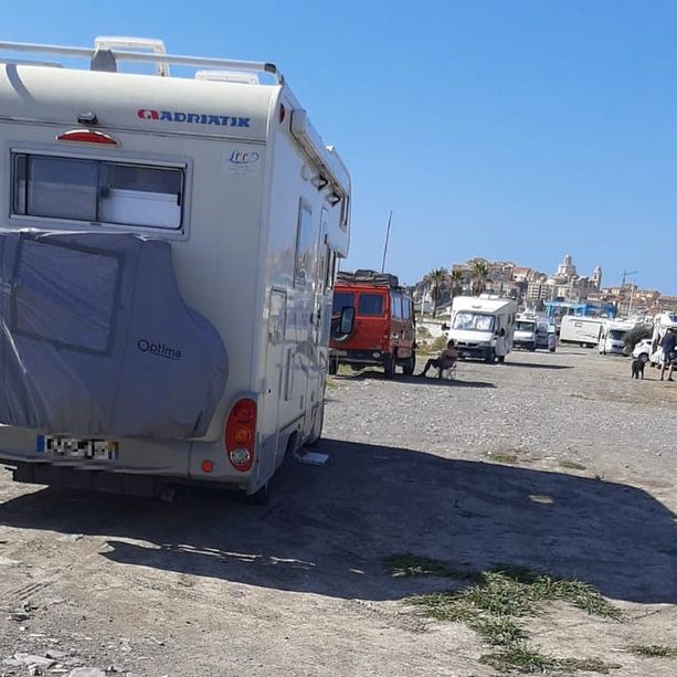 Imperia, proteste per l’utilizzo dell’area parcheggio a fianco del Parco urbano come se fosse un camping (foto)