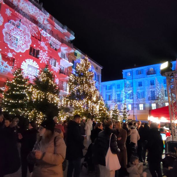 Sanremo accende le feste: natalizie inaugurate in Piazza Borea D'Olmo (Foto e video)