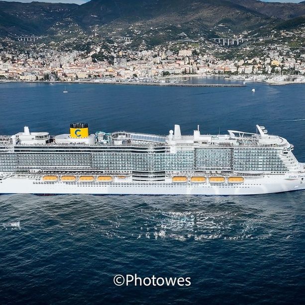 Sanremo: centinaia di crocieristi dalla 'Costa Toscana' in visita nella città dei fiori, lo spettacolo della nave dal cielo (Foto)