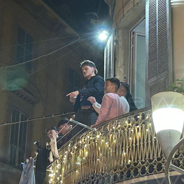 Sanremo: Olly blocca la città, un fiume di persone all'incrocio tra via Matteotti e via Feraldi e traffico in tilt (Foto e Video)
