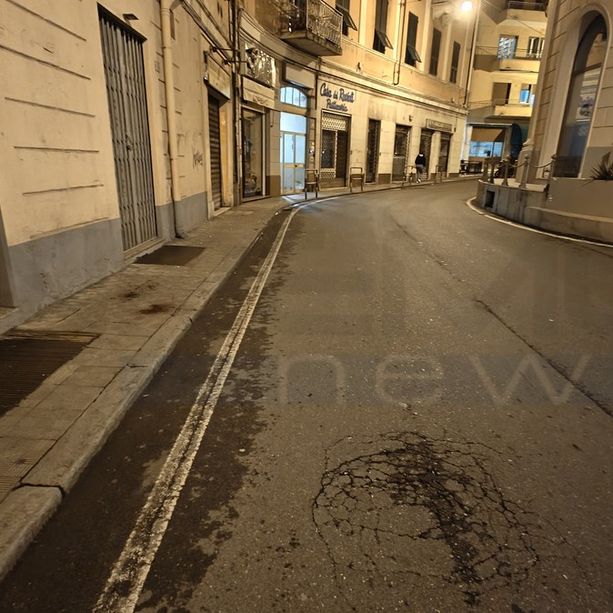 Sanremo: tunisino accoltellato in via San Francesco, dice di essere stato rapinato ma potrebbe essere un regolamento di conti (Foto)