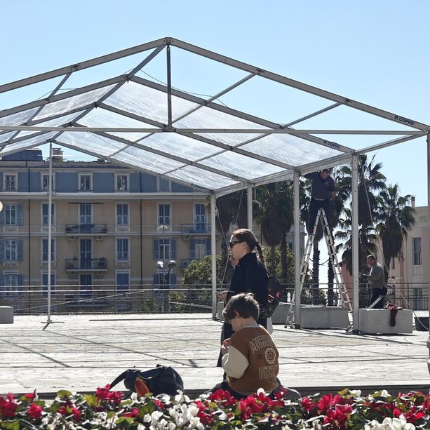 Sanremo: in piazza Colombo iniziato l'allestimento del tendone che ospiterà la costruzione del carro fiorito matuziano (Foto)