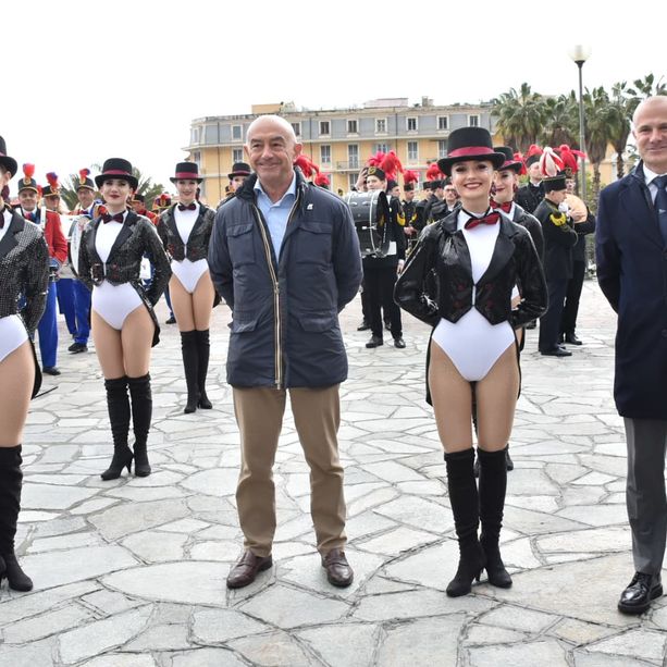 Sanremo si riempie di musica e colori: la parata di bande e gruppi folkloristici incanta il pubblico (Foto e video)