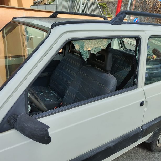 Nuovo raid vandalico a Imperia: auto danneggiate nella notte vicino al Palasalute