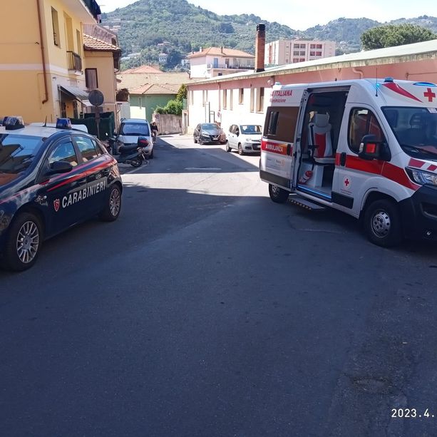 Imperia, dà in escandescenze e si arrampica sui balconi in piazza d'Armi: intervento di Croce Rossa e Forze dell'ordine (foto)