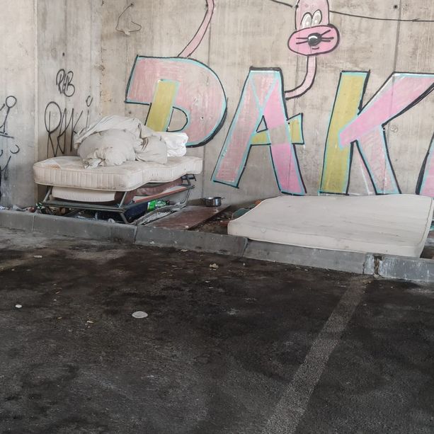 Imperia, un dormitorio nel parcheggio della stazione ferroviaria (foto)