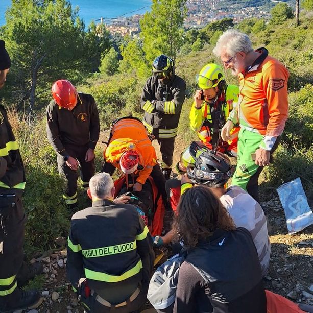 Biker cade in un sentiero a Cervo, in elisoccorso al Santa Corona (foto e video)