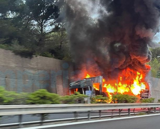 Imperia: Tir a fuoco sulla A10, autostrada riaperta ma ancora lunghe code