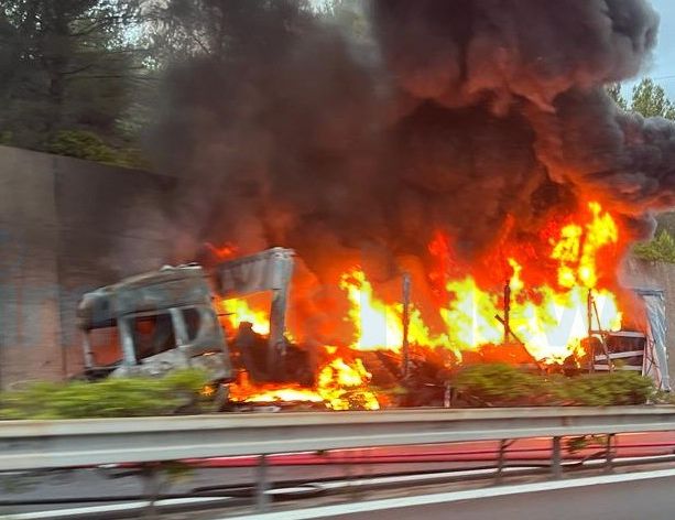 Imperia, incendio in A10: camion divorato dalle fiamme (foto)