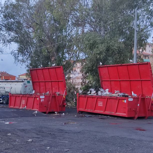 Discarica a cielo aperto in pieno centro a Imperia: protestano i residenti: “Si trovi un sito più idoneo o si tenga pulito” (foto)