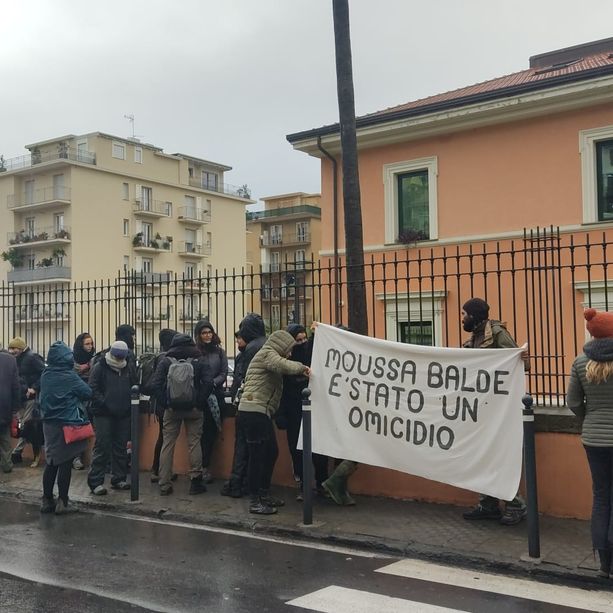 Imperia, processo Moussa Balde: manifestanti insultano gli imputati: &quot;Assassini, bastardi, avete ucciso un ragazzo...&quot; (foto e video)