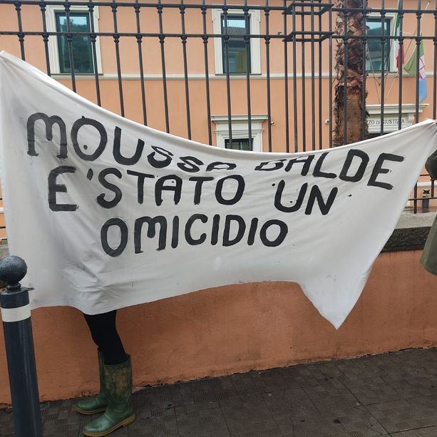 Aggressione a Moussa Balde, presidio degli attivisti davanti al tribunale di Imperia: &quot;È stato un omicidio&quot; (foto e video)
