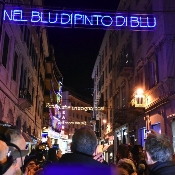 70° Festival: Amadeus accende il testo di “Nel blu dipinto di blu”, l'omaggio a Domenico Modugno illumina la strada verso l'Ariston (Foto e Video)