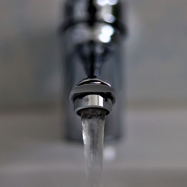 Acqua gialla e maleodorante a Sanremo, il Comune convoca Rivieracqua