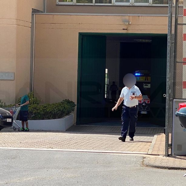 Sanremo: due magrebini danno fuoco a una cella, un agente li salva ma rimane intossicato insieme a loro (Foto e Video)