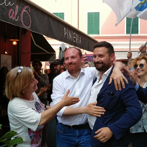 Ventimiglia: parata in città per il neo sindaco Flavio Di Muro, l'abbraccio con l'avversario e la festa (Foto e Video)