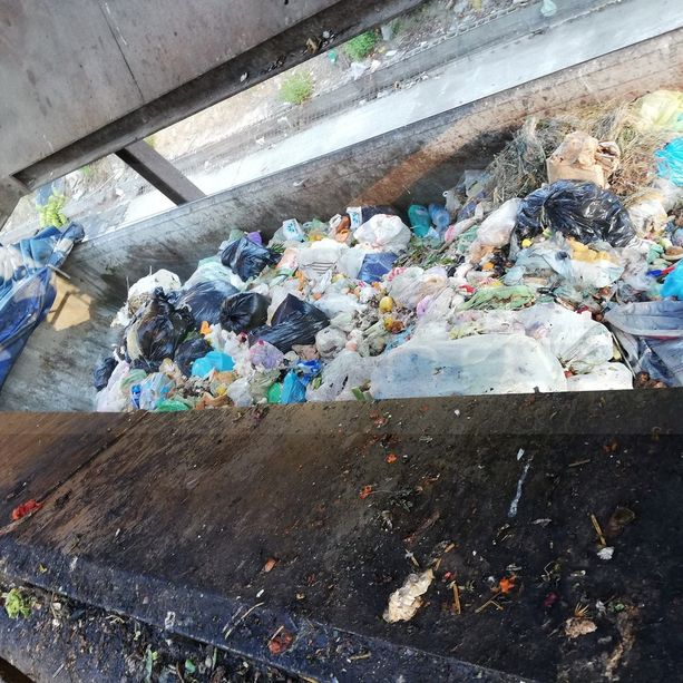 Ventimiglia: camion dell'immondizia in frazione Bevera, miasmi insopportabili per i residenti. Pronto un esposto (Foto)