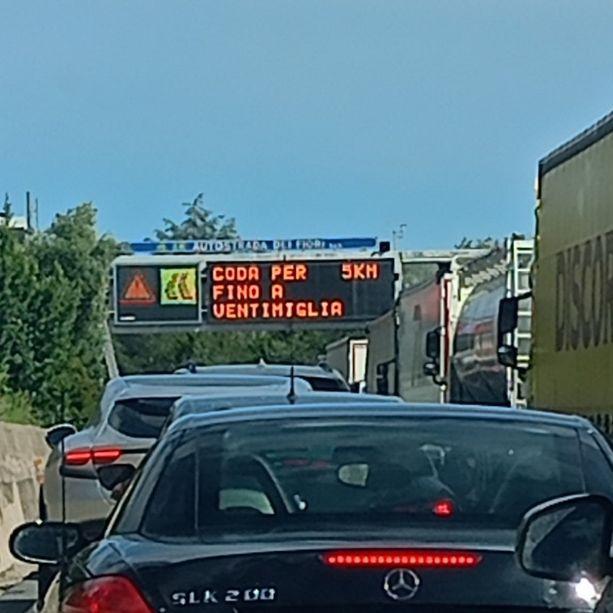 Giorni di festa in Francia e i turisti transalpini riempiono Sanremo: 14 km di coda per il rientro sulla A10