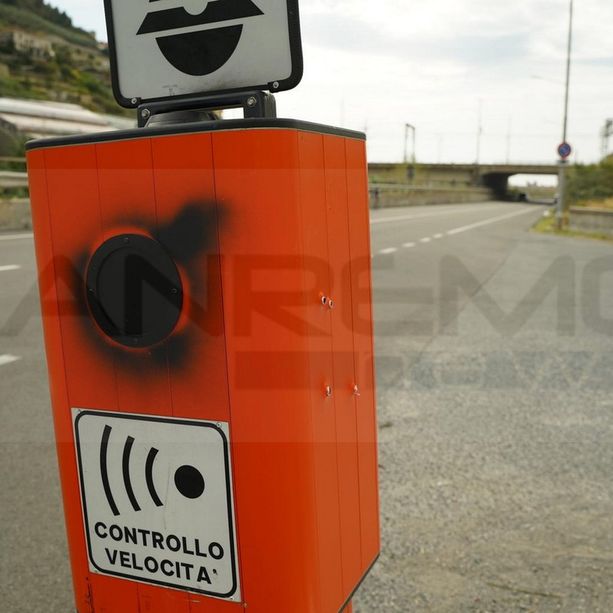 Taggia: ‘Velo Ok’ sulla superstrada colpito con 5 proiettili, presentata una denuncia ai Carabinieri
