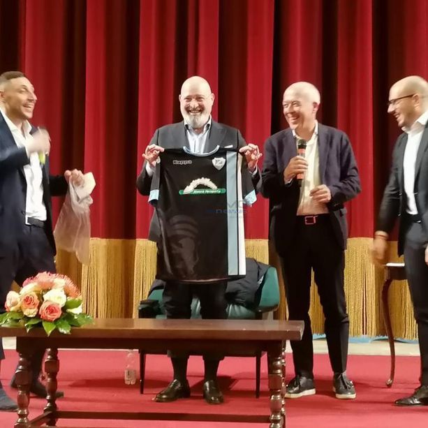 La maglietta della discordia alza la tensione nei rapporti tra Comune e Sanremese? Masu “Fuori luogo”, Donzella “Insieme ne regaleremo una nuova al presidente Bonaccini”