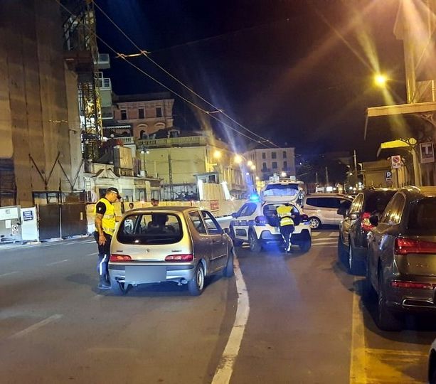 Sanremo: serata di controlli per la Polizia Municipale, 85 mezzi verificati e 14 verbali (Foto)