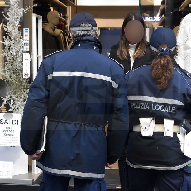 Sanremo: saldi 'anticipati' in alcuni negozi del centro, controlli della Municipale e tre sanzioni da 1.032 euro (Foto)