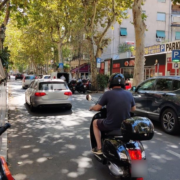 Sanremo: donna rapinata della collanina in un bar, il malvivente le spruzza vernice spray sul volto