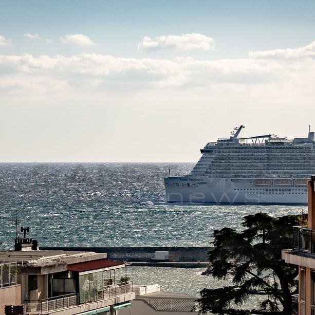Vento forte e mare mosso: restano a bordo i passeggeri della Costa Smeralda, occhi puntati sullo spettacolo piromusicale