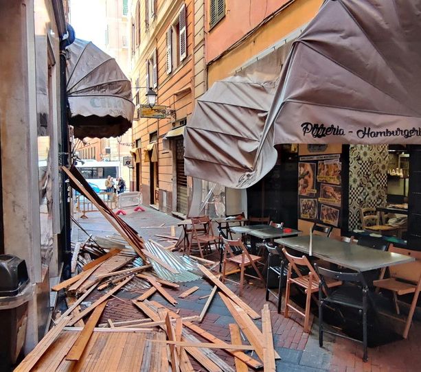 Sanremo: struttura cade da un tetto su un dehors in via Gaudio, ferito il vice Sindaco Pireri (Foto)