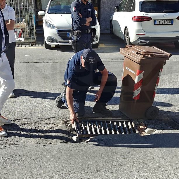 Sanremo: cede la strada e un tombino crolla su se stesso, serve un intervento di restyling al Borgo (Foto)