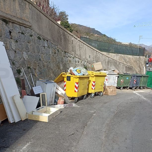 Ventimiglia: furbetti dell'immondizia e incivili, discariche abusive in via Sant'Anna alle Gallardi (Foto)