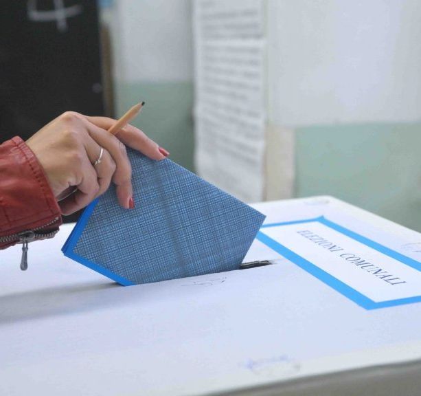 Elezioni regionali, il presidente ad interim Piana indica la data: “Al voto il 27 e il 28 ottobre”